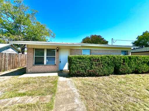 3 Bed 1 Bath Rental at 1004 Third St, Kerrville, TX – photo 1