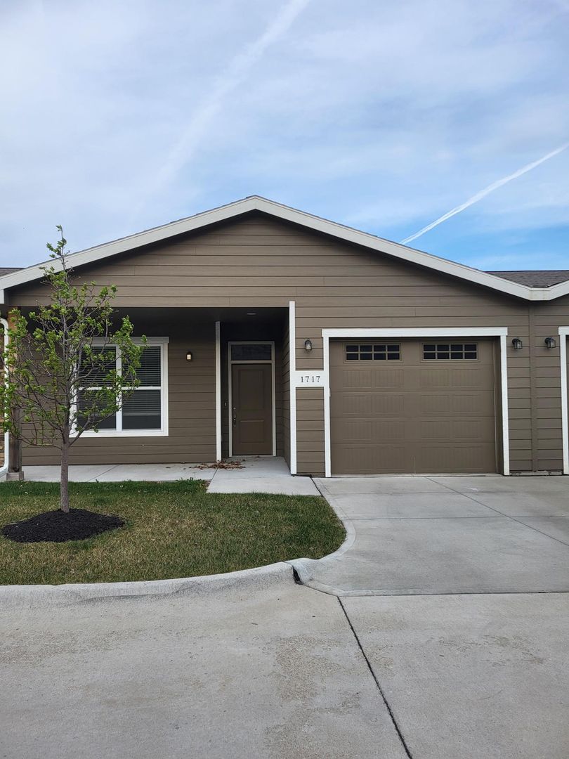 Bellevue Apartment: 1717 Hillcrest Drive