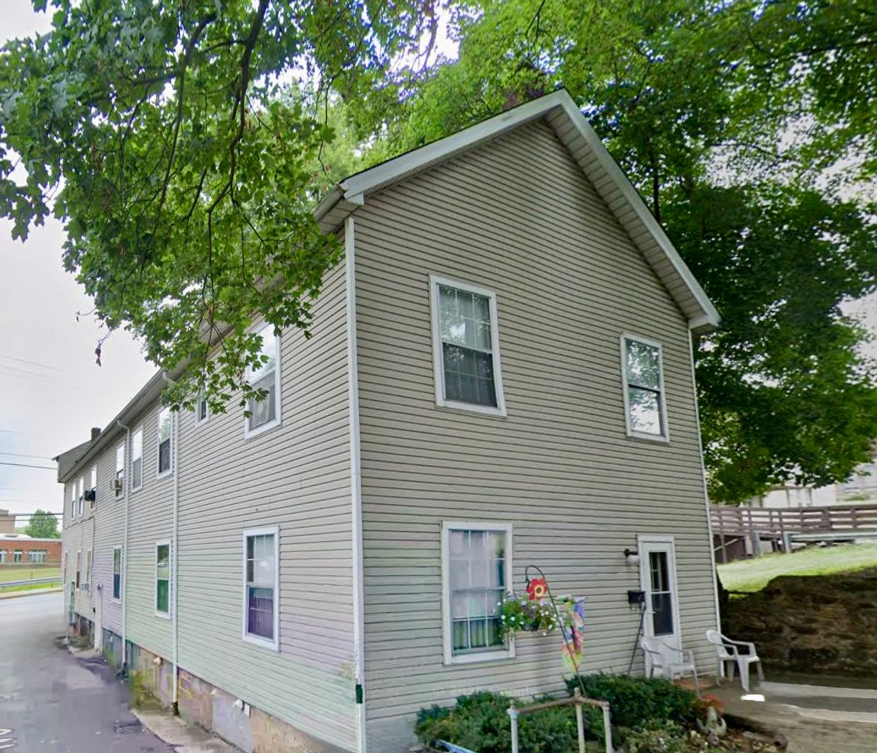 Butler Apartment: 404 Center Ave