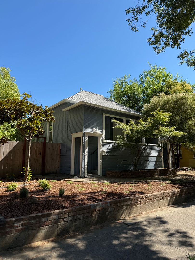 Chico Apartment: 261 E 1st Avenue