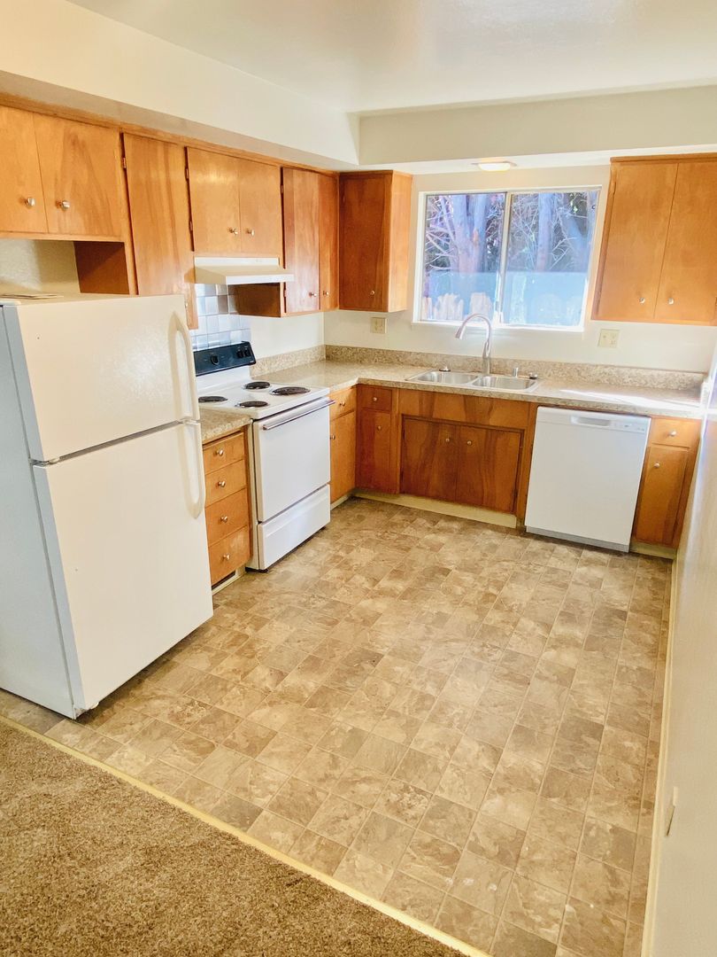 Chico Apartment: 1544 Laburnum Ave