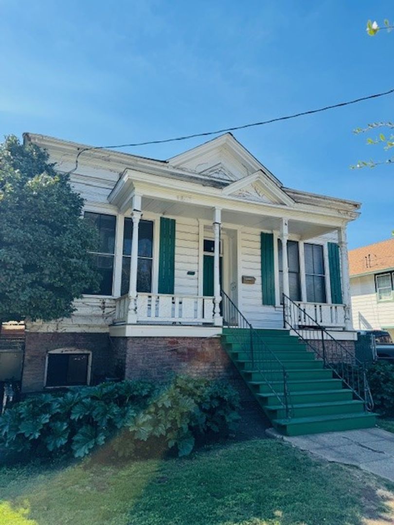 Chico House: 228 Ivy Street