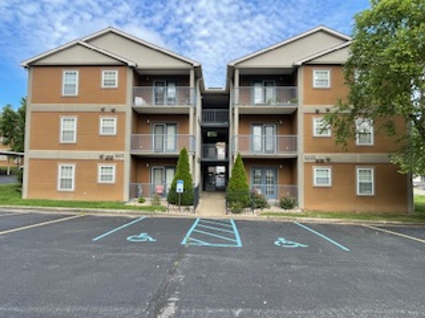 Cape Girardeau Apartment: 2037-2097 Pear Tree Court