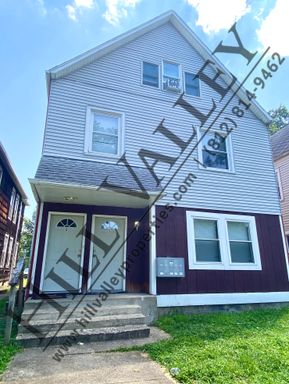 Large One Bedroom Upper - Close to Campus
