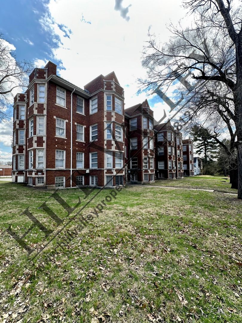 Terre Haute Apartment: 6 McKinley Blvd