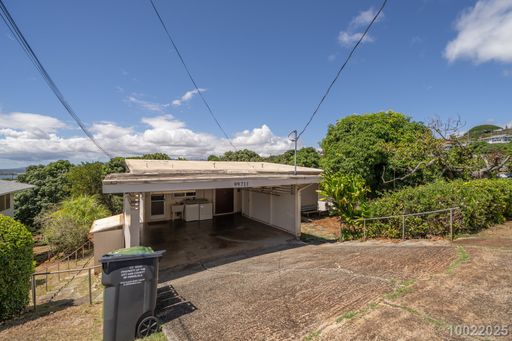 Partially Renovated Upstairs 3 BD 1 BA home in Aiea ($200 off if rented by the end of August)