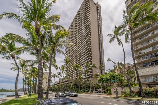 High-Floor 2-Bedroom in Waikiki — Diamond Head & Ocean Views, Renovated Bath, In-Unit Laundry – photo 1