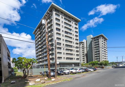 $2400 / 2 BD, 1 BA, 1 parking Condo in Hono Hale Towers – photo 1