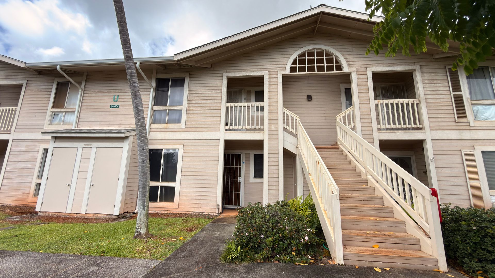 Waipahu Townhome: 94-604 Lumiaina St #U203