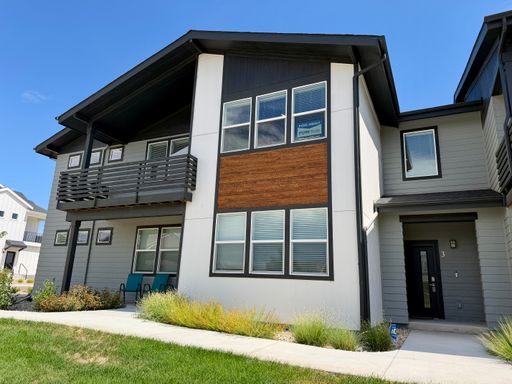 Impressive 2-Bed Condo in Raindance with Mountain Views!