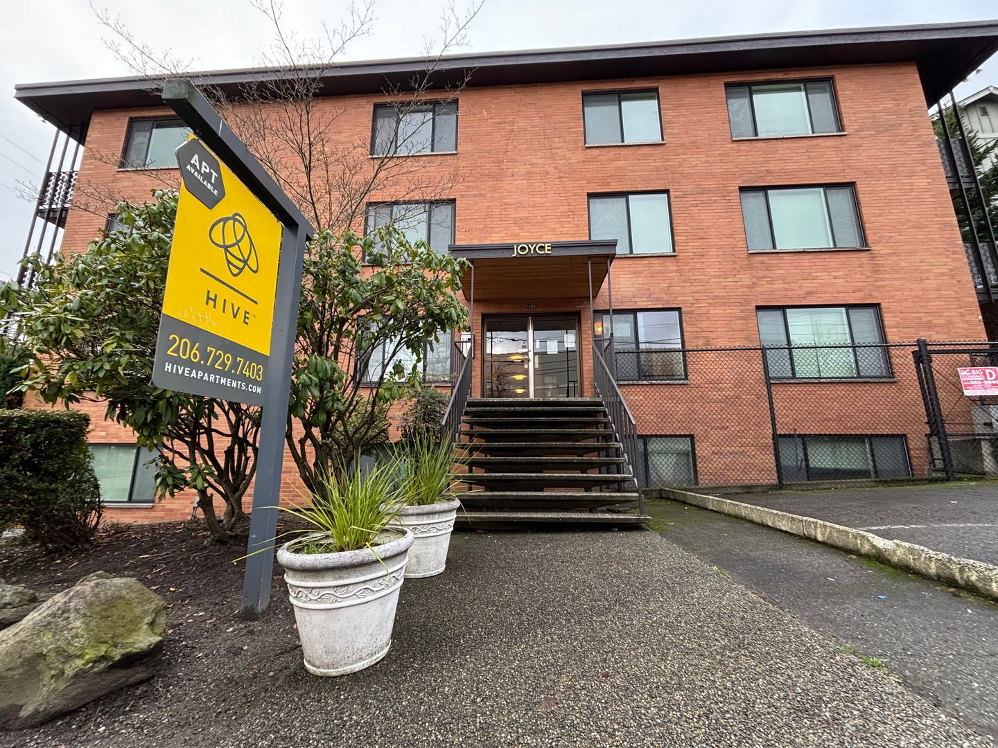 Seattle Apartment: 7101 Roosevelt Way NE