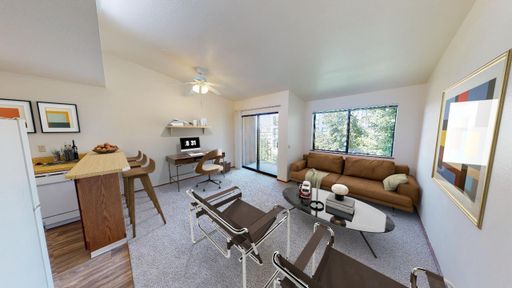 SPACIOUS TOP FLOOR 1x1, 1/2 MILE TO GREEN LAKE PARK AND JUST STEPS TO ROOSEVELT LIGHT RAIL – photo 1