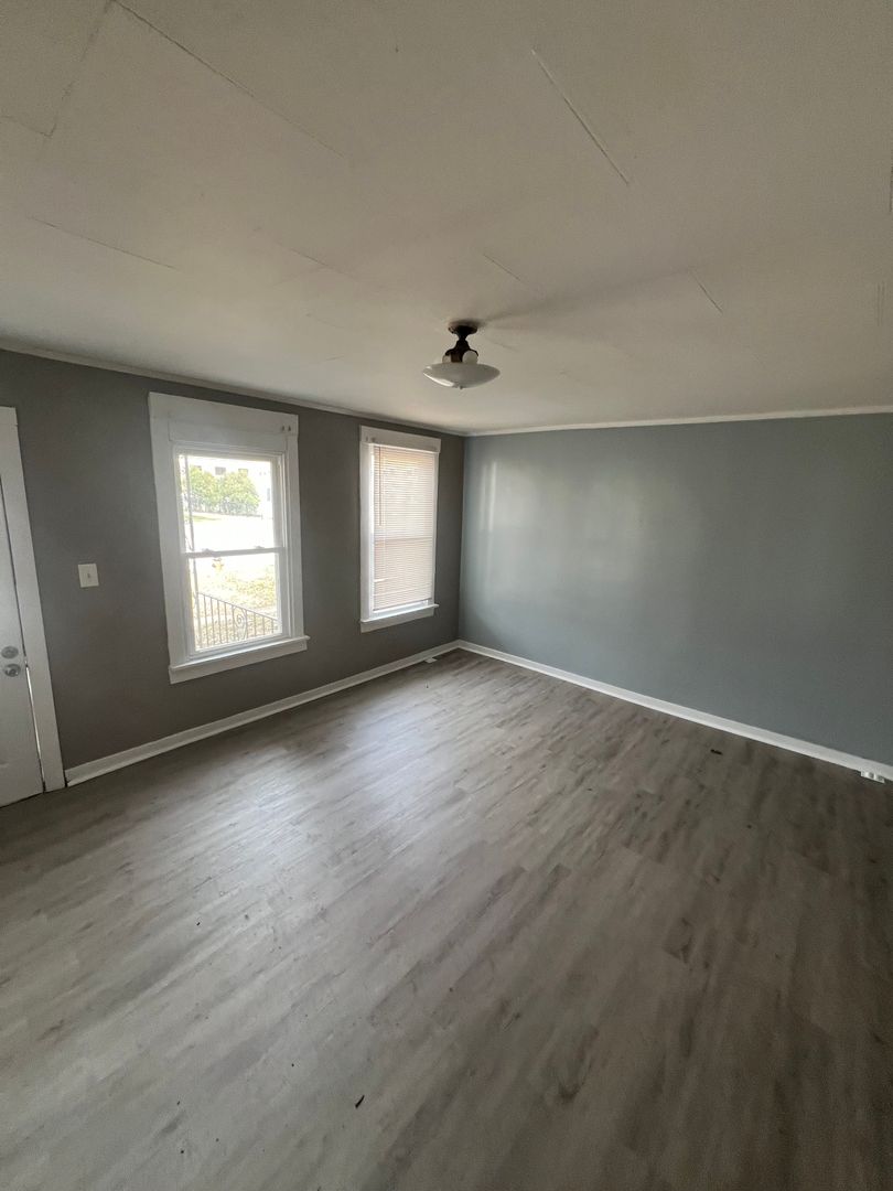 820 S. Pasfield Street 4 of 5