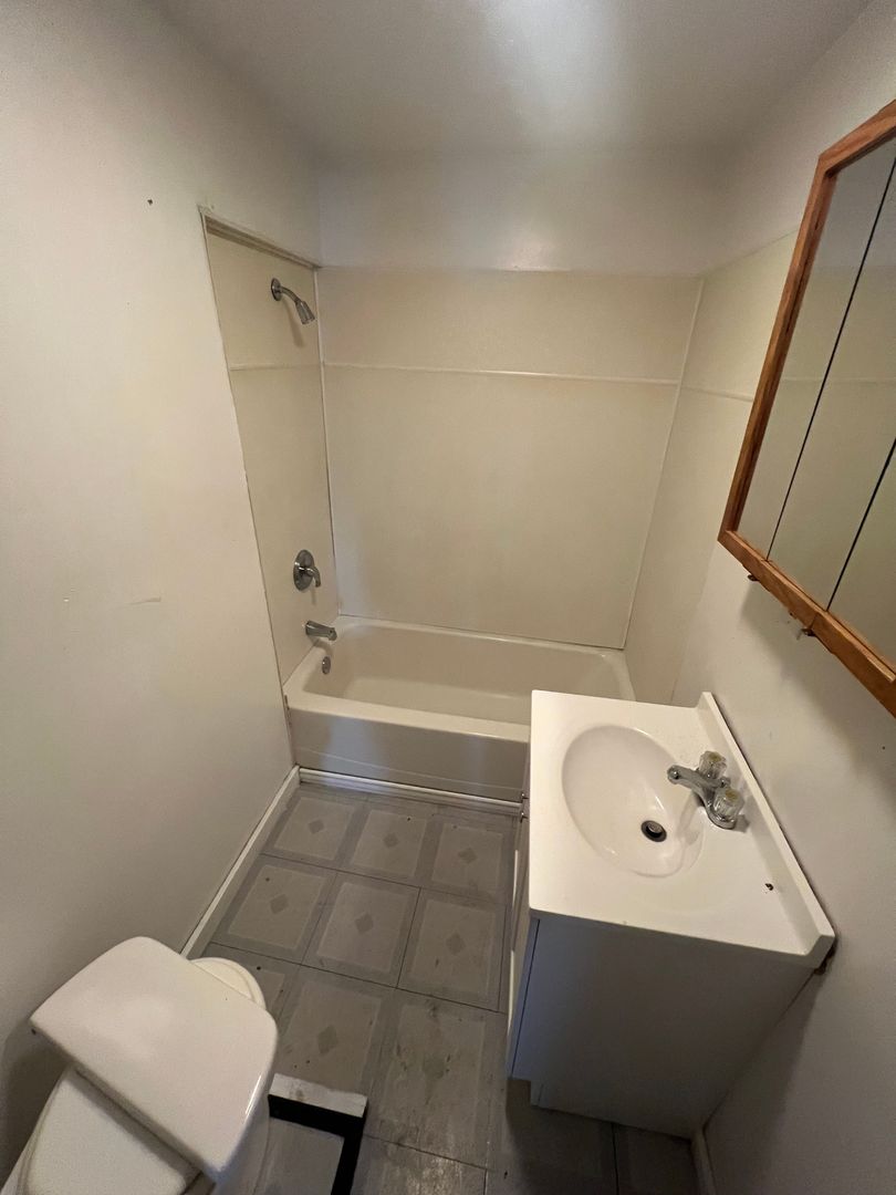 820 S. Pasfield Street 2 of 5
