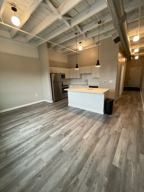 1 Bedroom, 1 Bath Apartment – photo 1