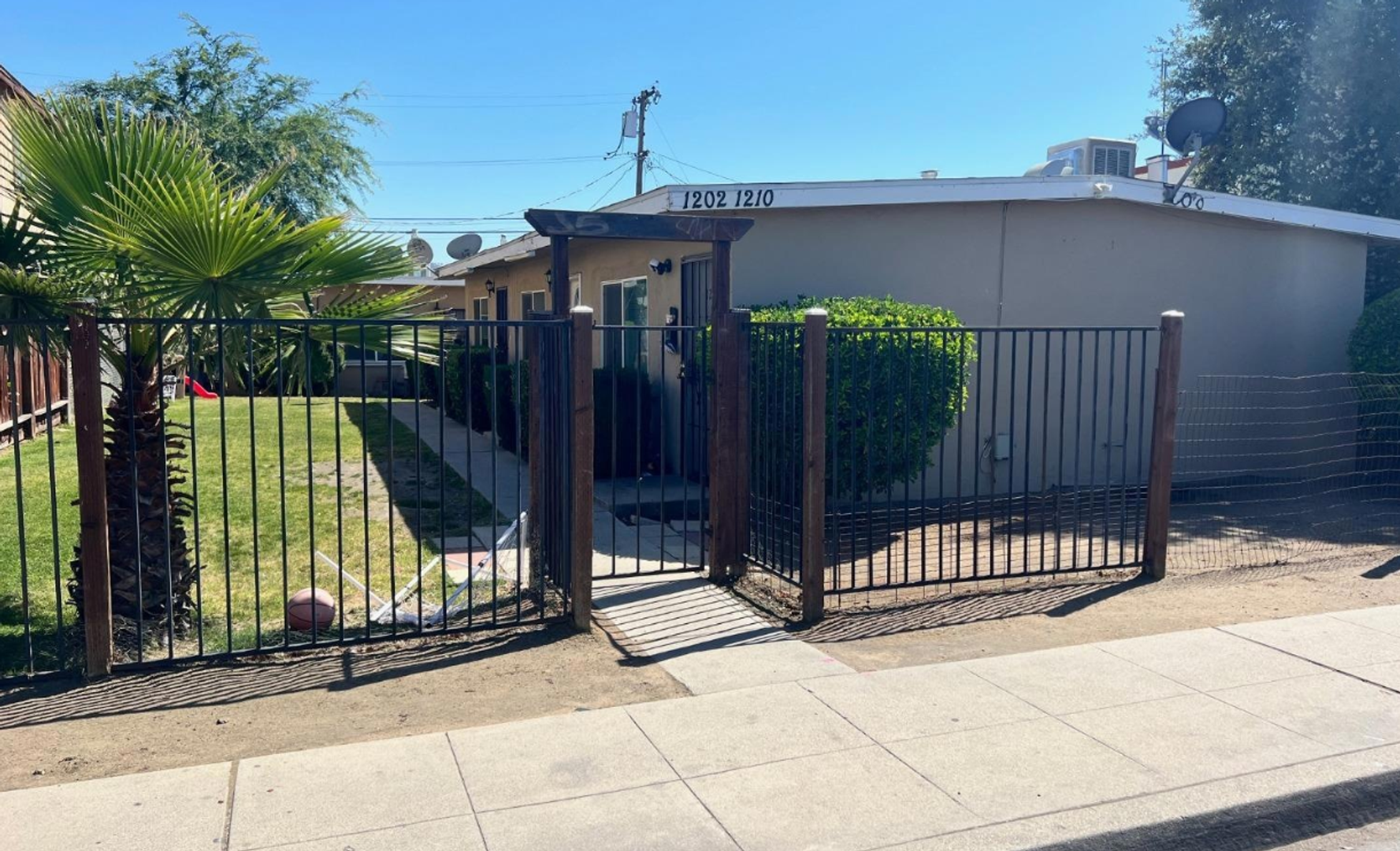 Fresno Apartment: 1202 E Clinton Ave