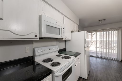 LOOK AND LEASE! $500 off your 1st and 2nd month. – photo 1