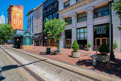 Number 10 Main offers 1 and 2-bedroom apartments for rent in downtown Memphis on the historic Main Street Mall. – photo 1