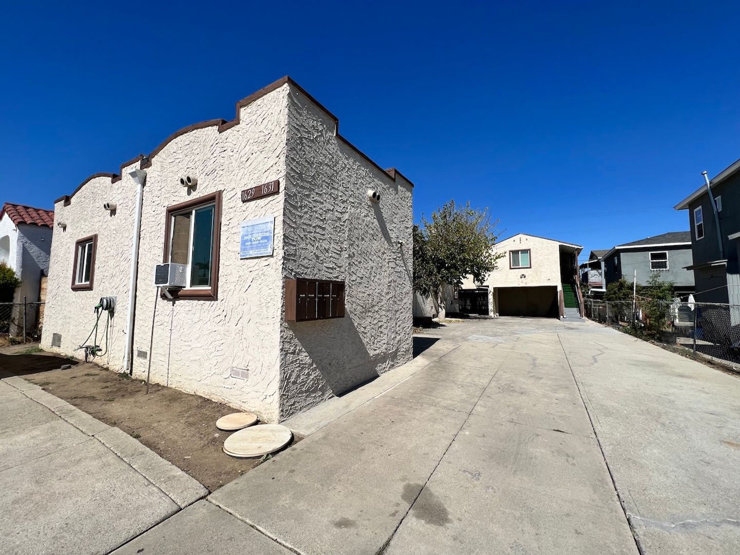Los Angeles Apartment: 1629-1631 West 81st St.