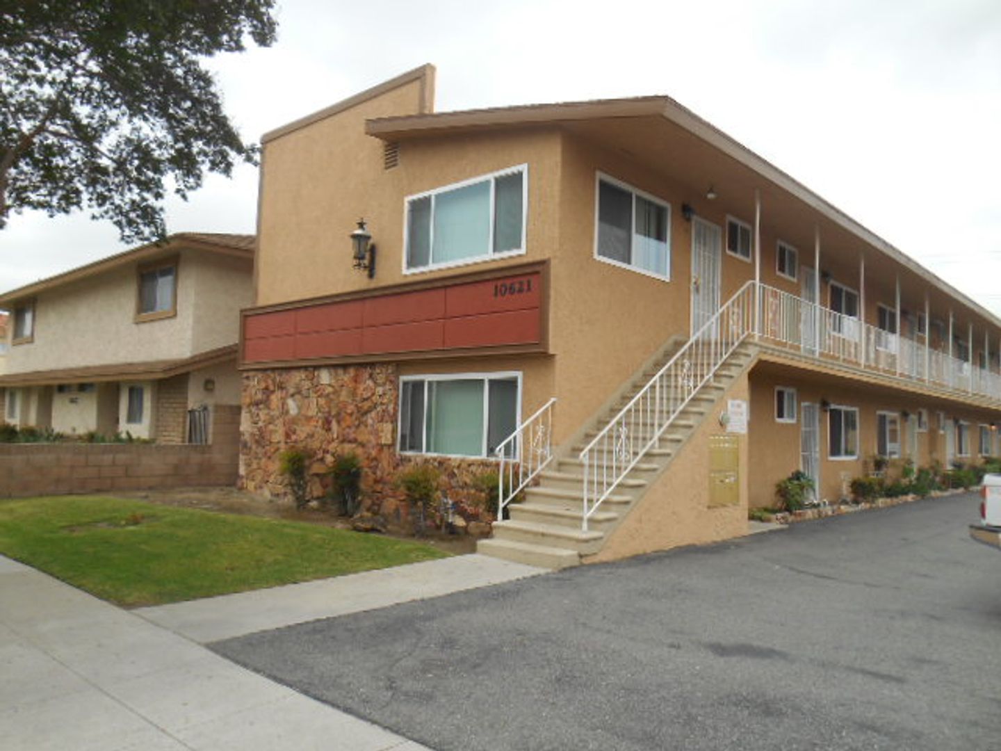 Downey Apartment: 10621 La Reina Ave.