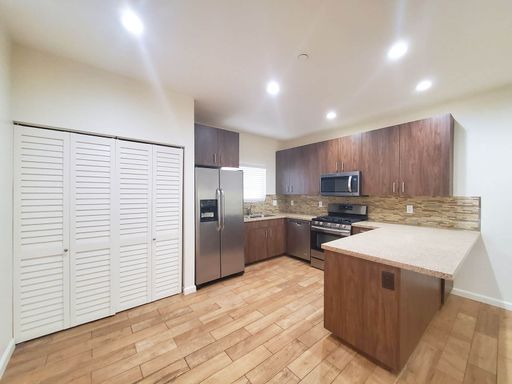 Downstairs 4 Bed, 2 Bath! Move in Special! – photo 1