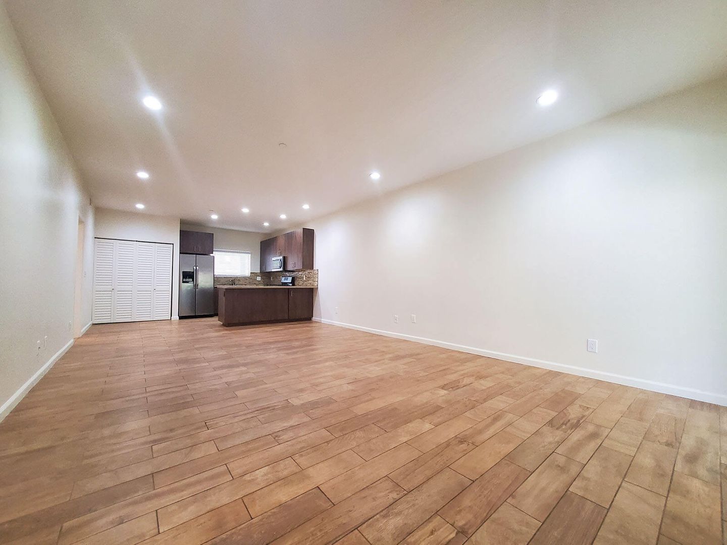 Lakeside Apartment: 12550 Laurel St