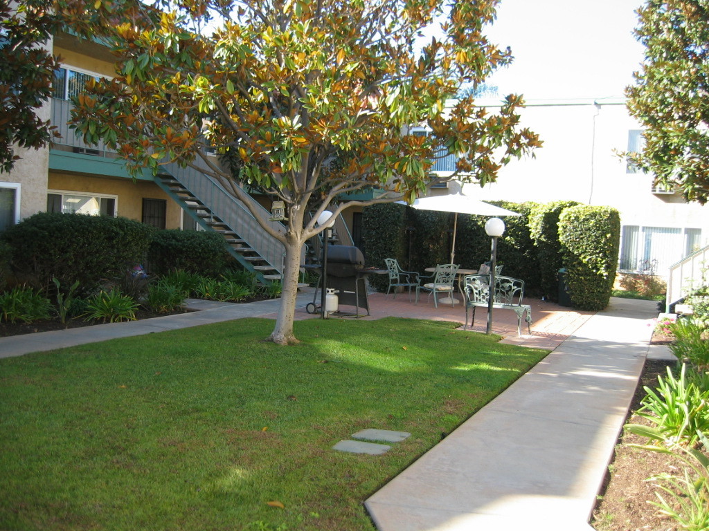 Santee Apartment: 8253 Graves Ave.