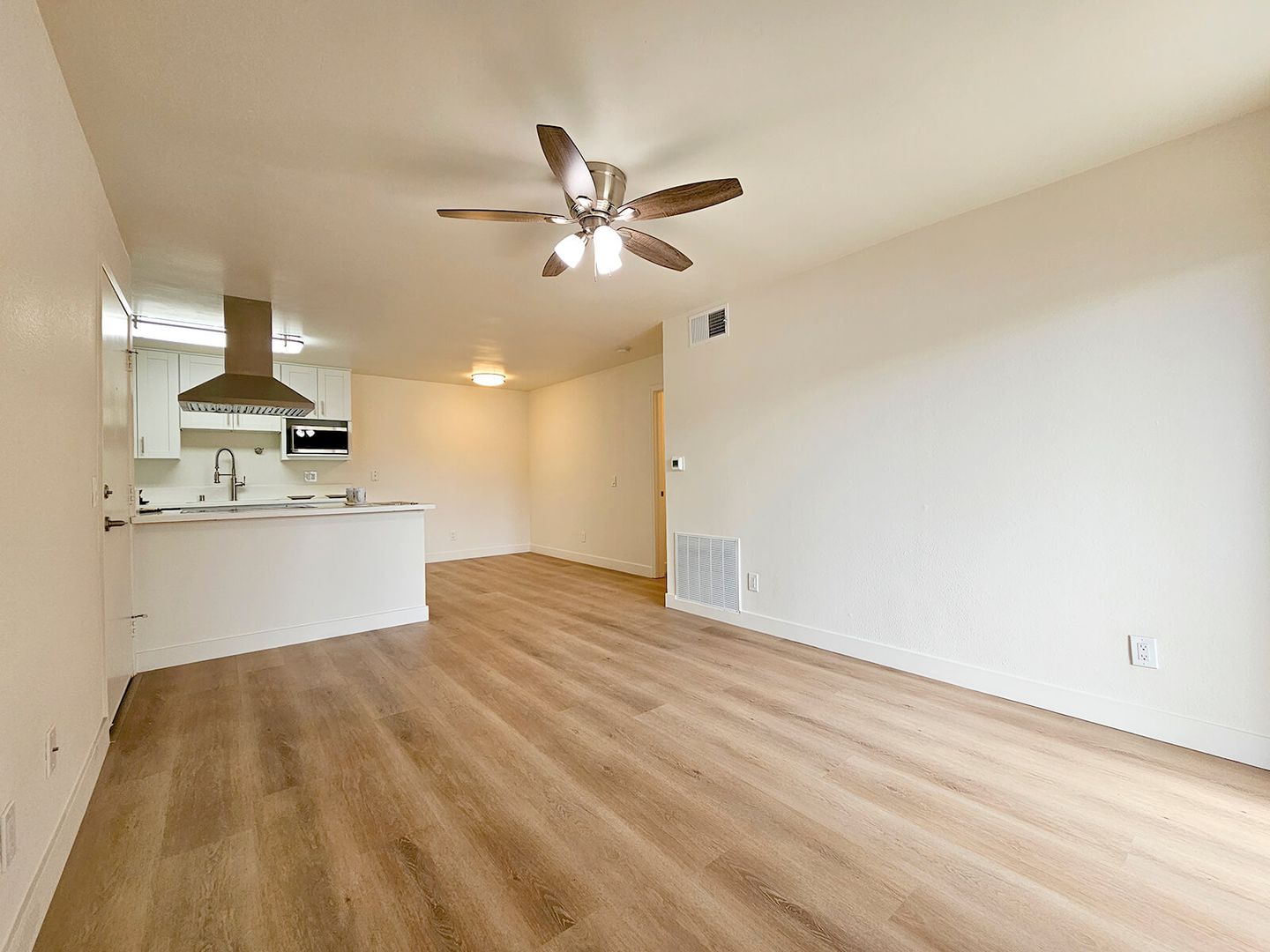 Lakeside Apartment: 10127 Vine Street