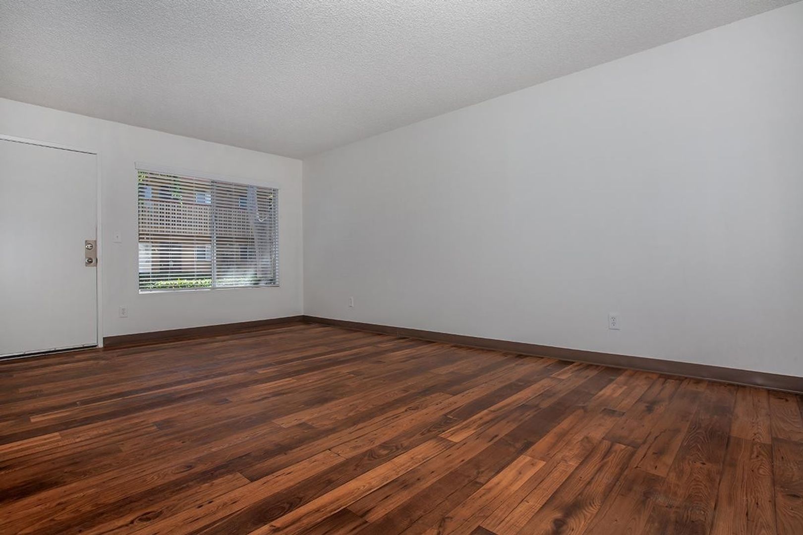 El Cajon Apartment: 151 Ballantyne St