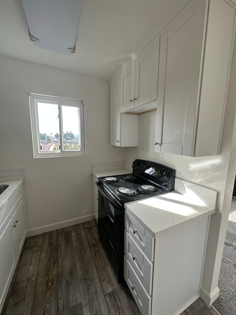 Santee Apartment: 8253 Graves Ave.