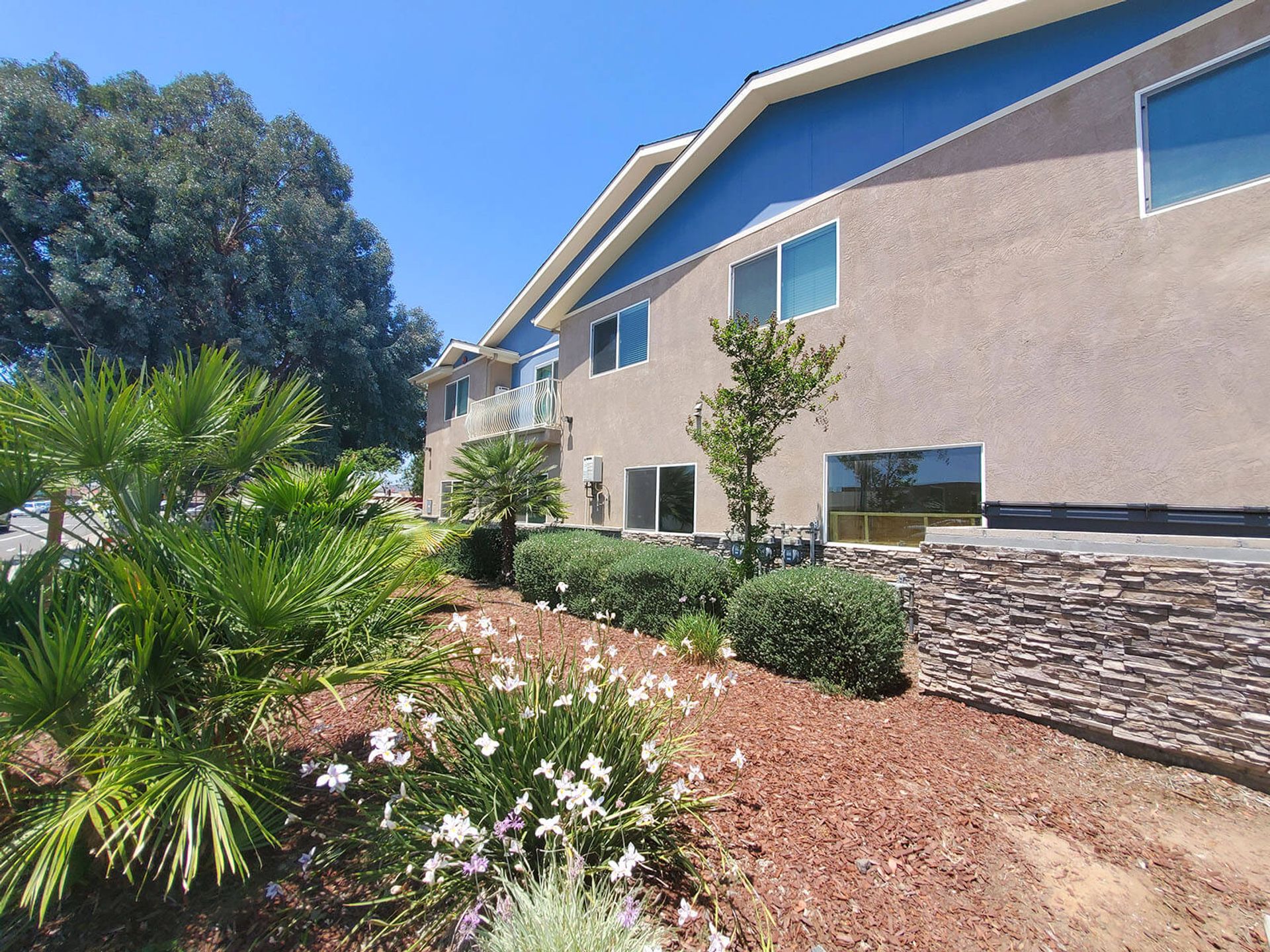 Lakeside Apartment: 12550 Laurel St