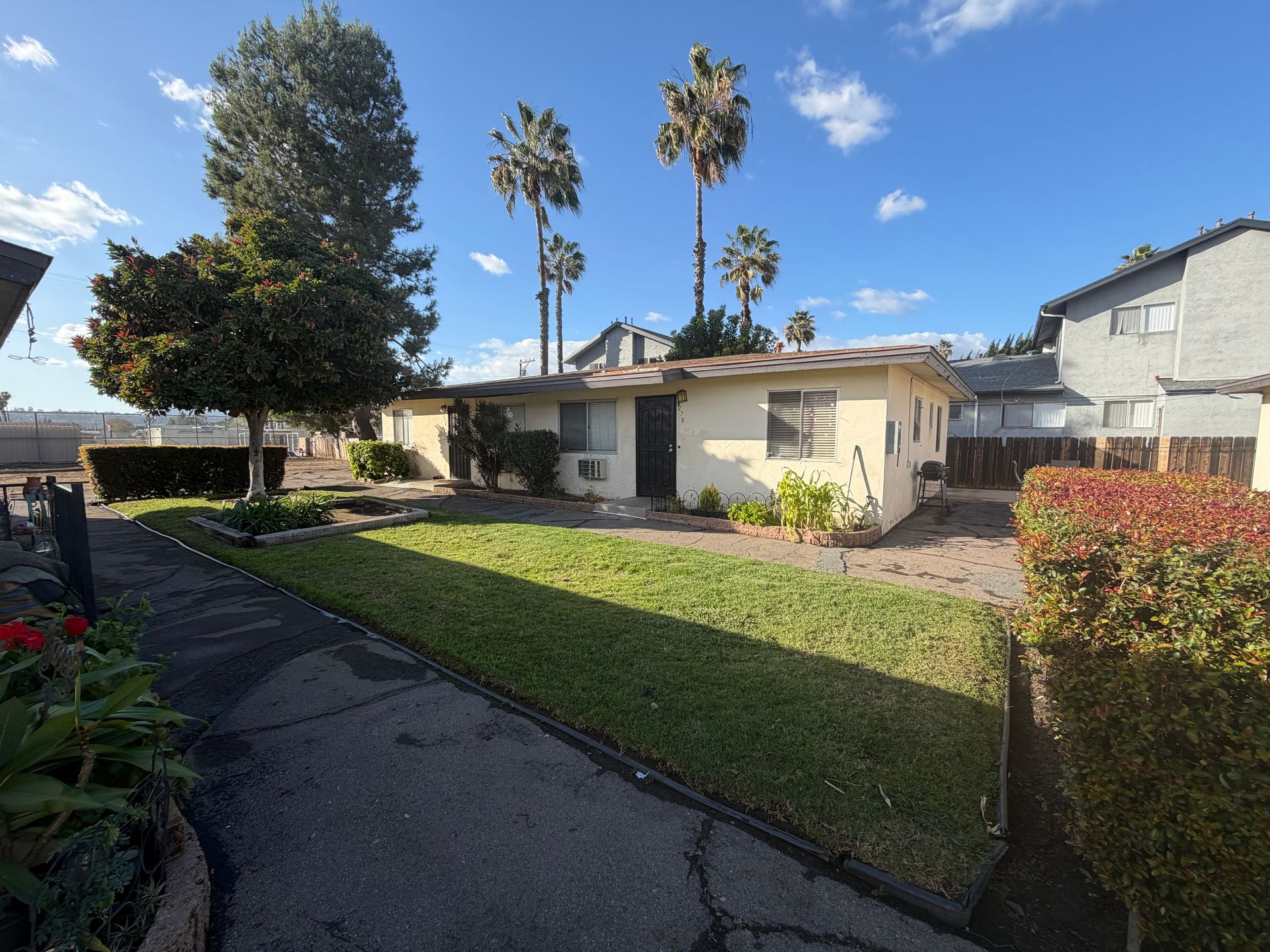 El Cajon Apartment: 252-272 N First St