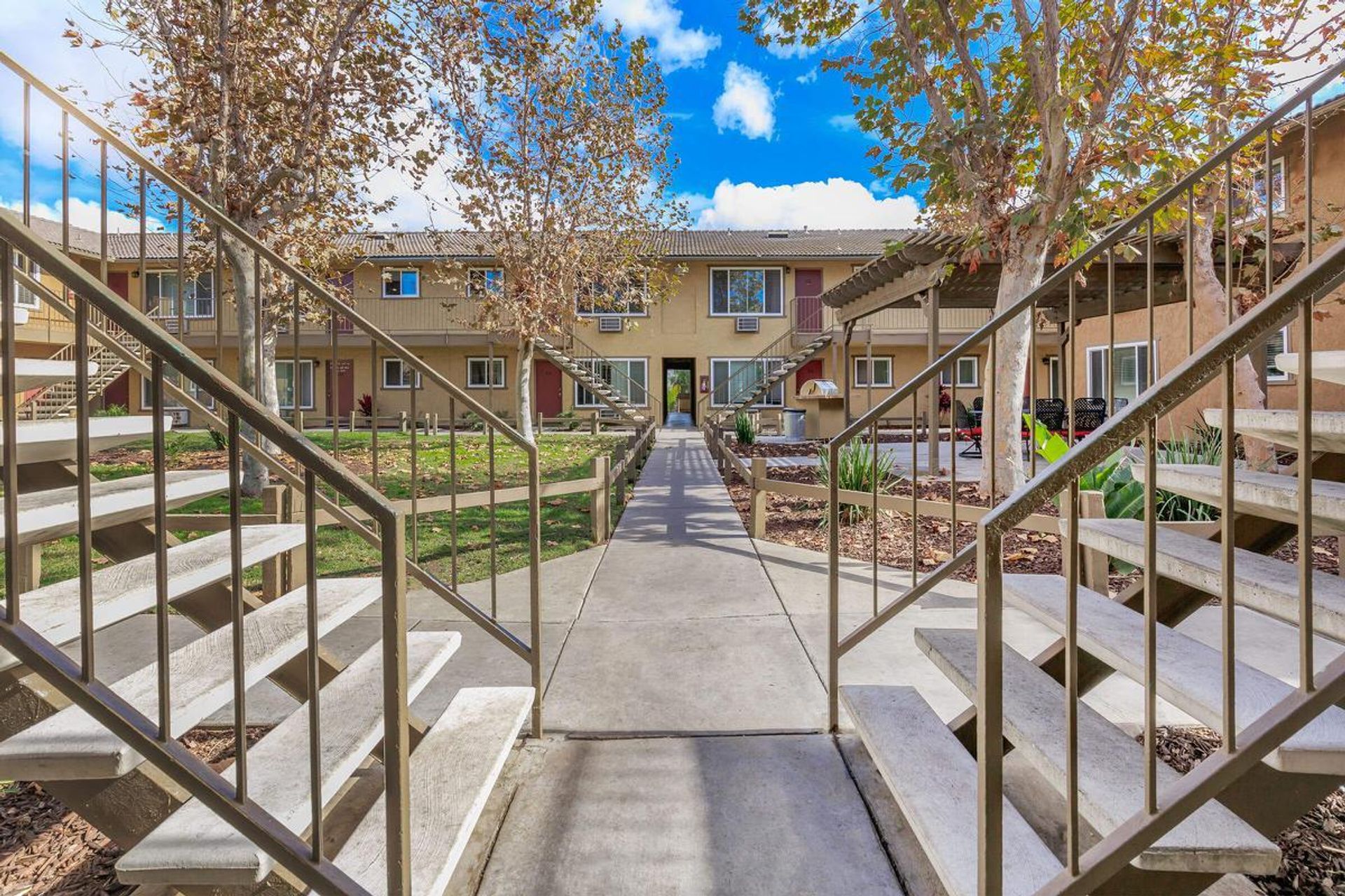Vista Apartment: 845 Newport Terrace