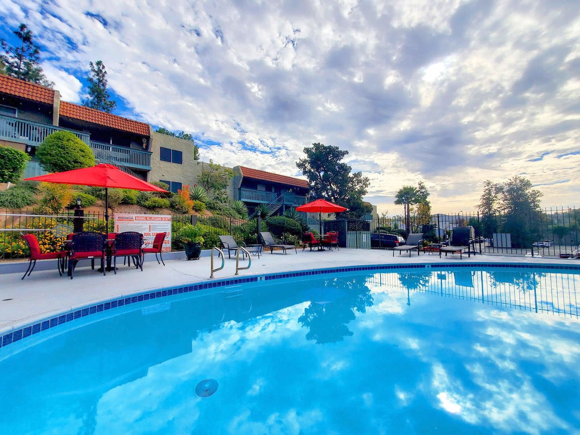 Lakeside Apartment: 12802 Mapleview St.