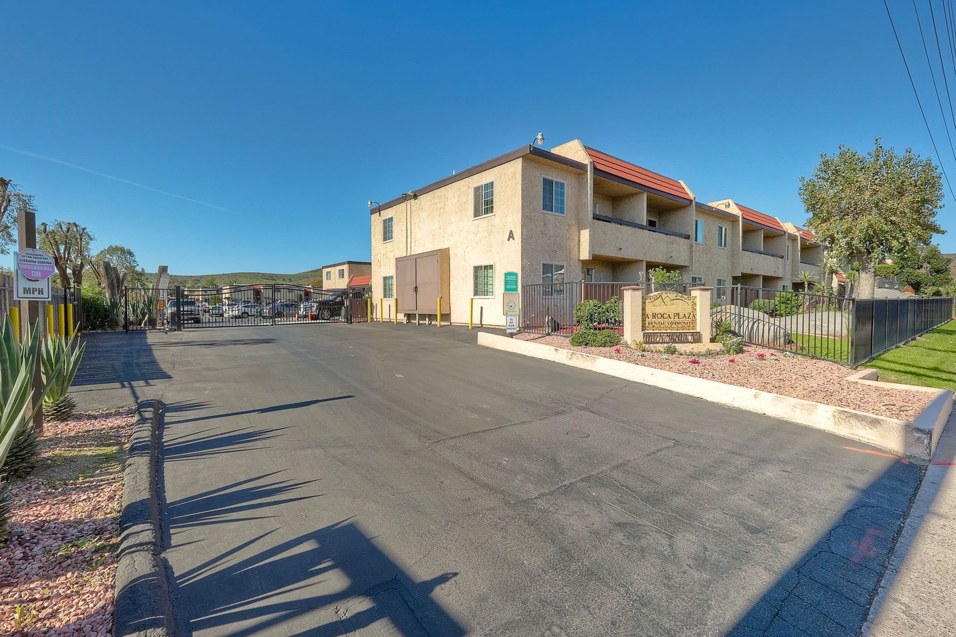 Santee Apartment: 10032 N Magnolia Ave