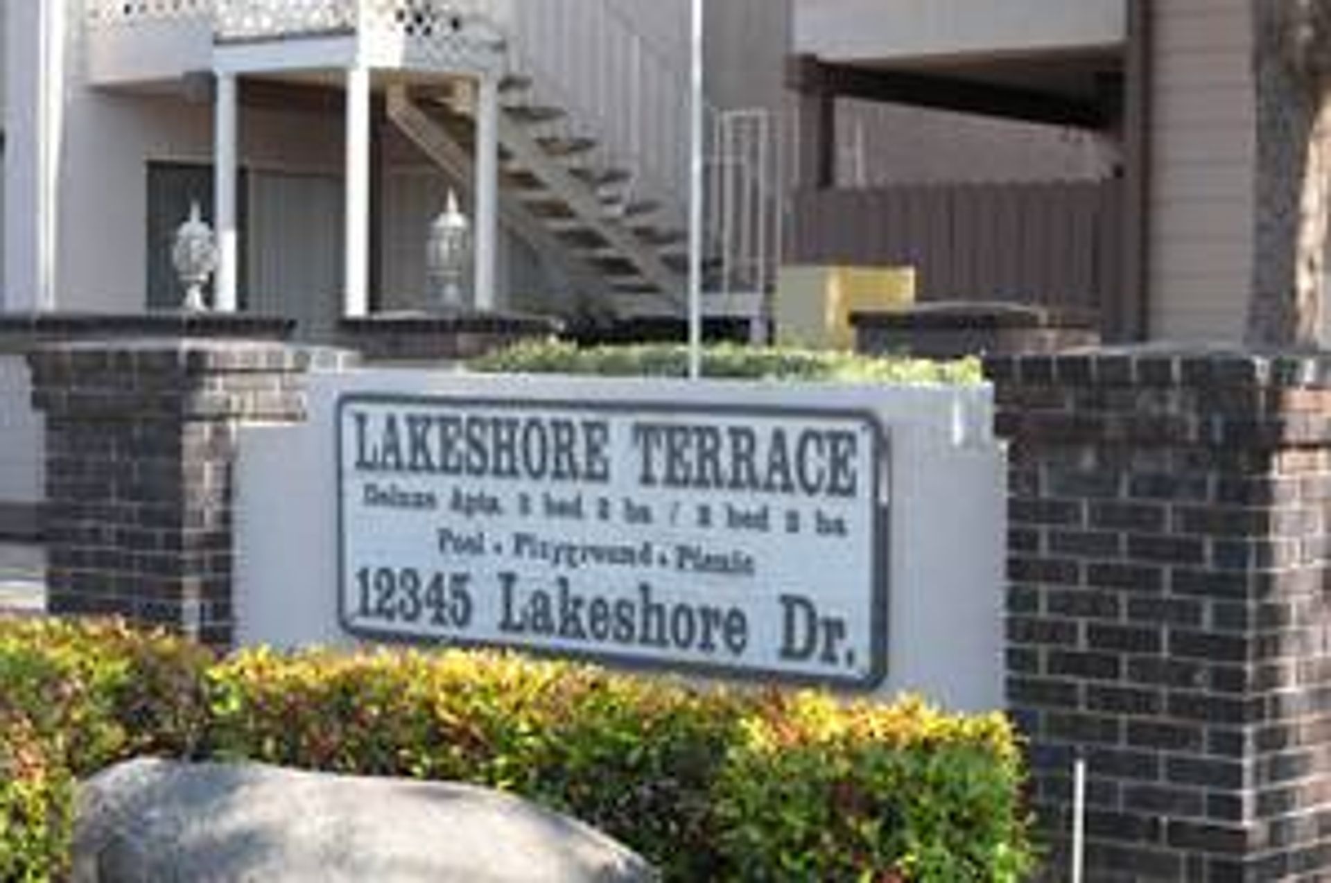 Lakeside Apartment: 12345 Lakeshore Dr