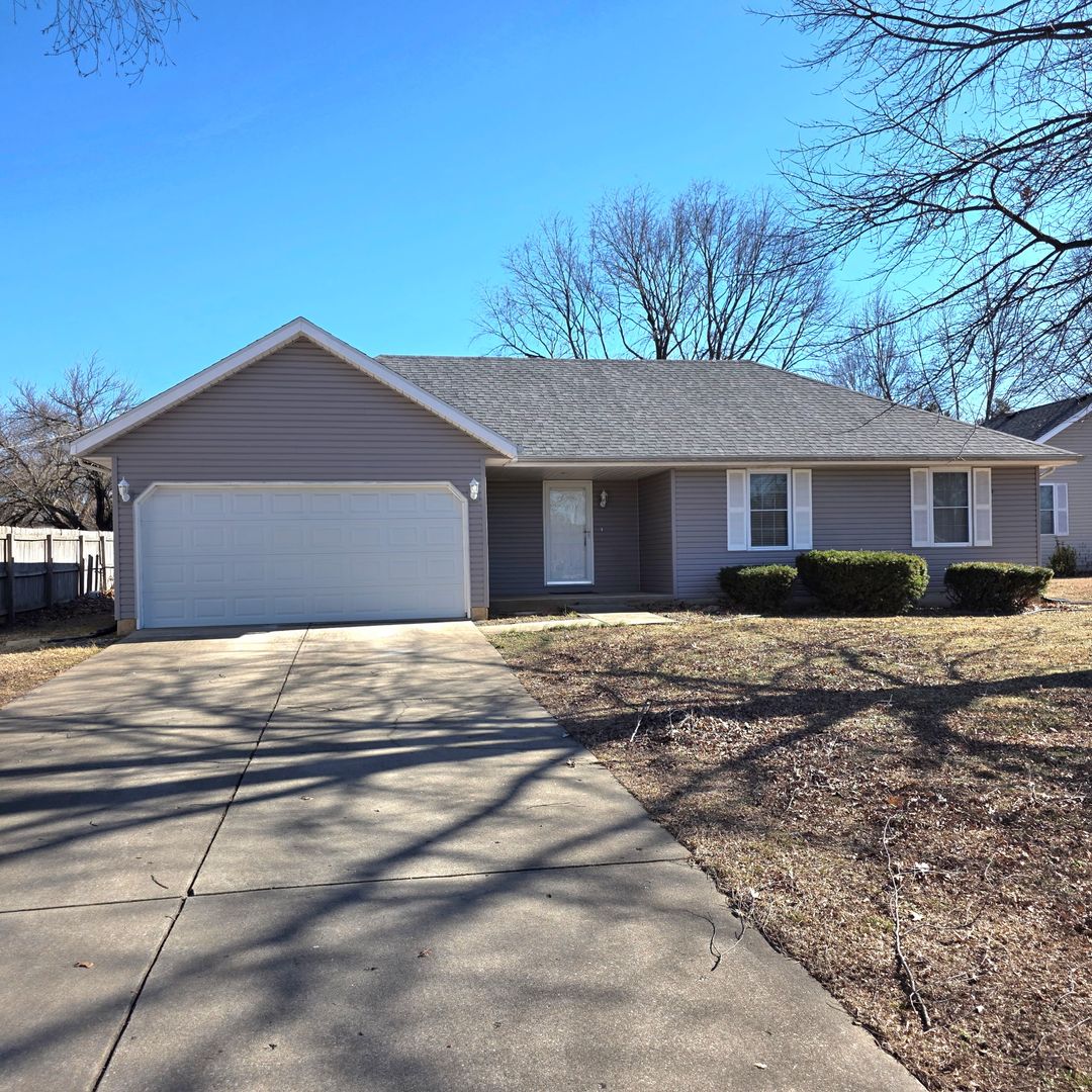 Springfield House: 5626 S Stonegate ave