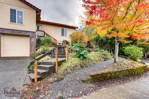 Spacious 3 Bedroom, 2 Bathroom Duplex Near Historic Old Town Sherwood, **NEWLY UPGRADED DECK!! BEST PRICE $2,395 and REDUCED SECURITY DEPOSIT**