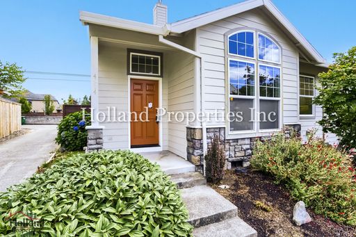 Sophisticated Comfort in a Beautifully Designed Portland Home – photo 1