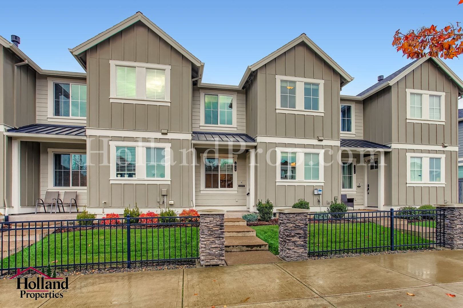 Hillsboro Townhome: 4050 SE Century Blvd