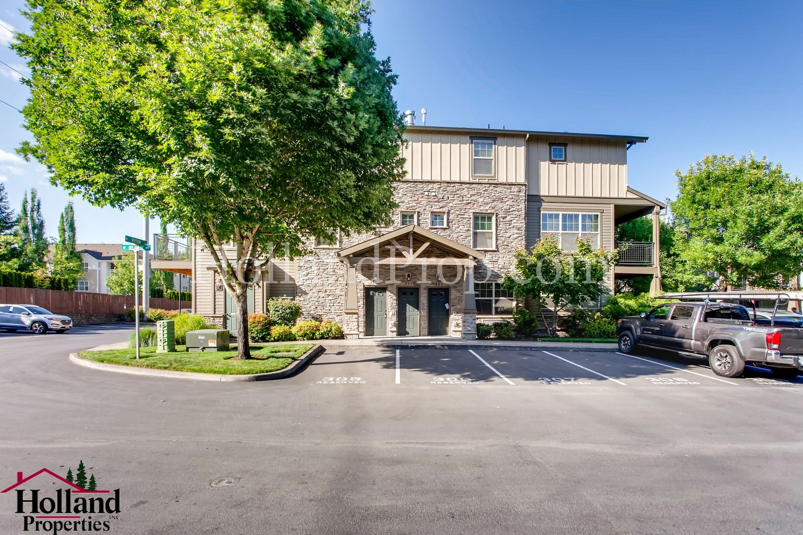 Hillsboro Condo: 600 NE Roydon Ln BLDG 47