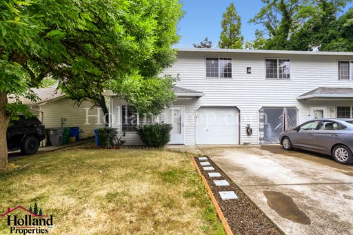 Cozy & Bright 3-Bedroom Retreat in Southeast Portland – Fenced Yard & Garage! NEW PRICE AND REDUCED SECURITY DEPOSIT! – photo 1