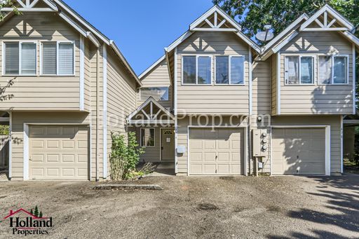 Charming 3-Bedroom Townhome near Downtown Canby!