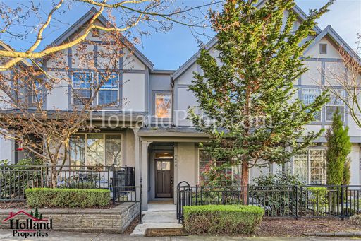 Elevated Two-Level Living with Modern Comfort & Style – photo 1