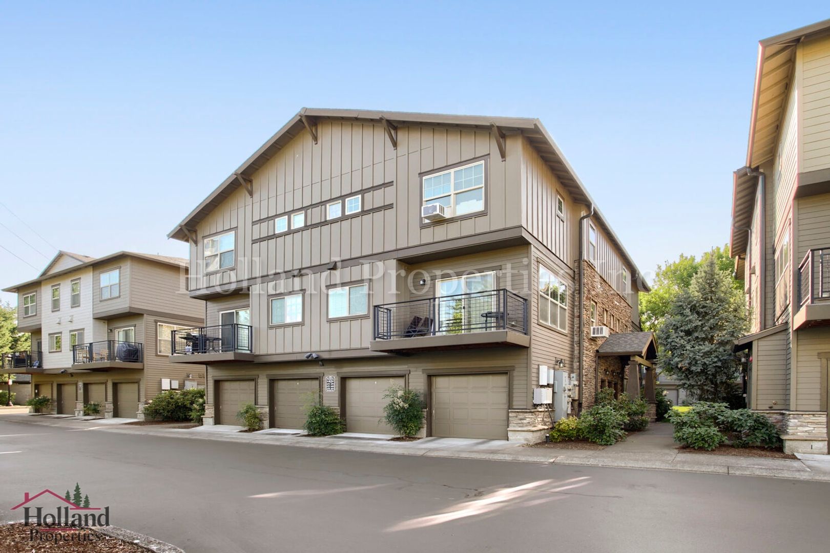 Beaverton House: 670 NE Roydon Ln