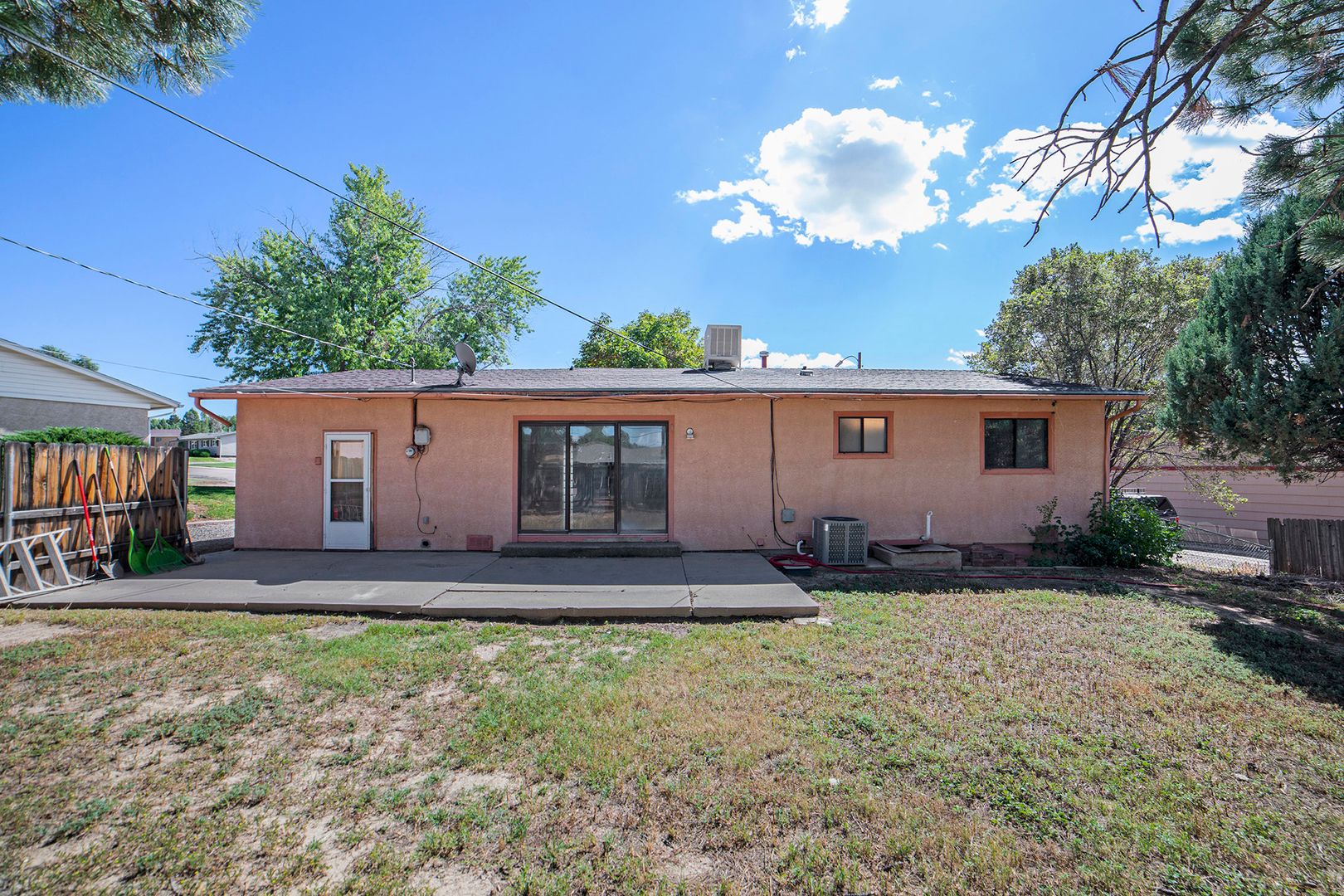 Pueblo House: 7 Robertson Rd