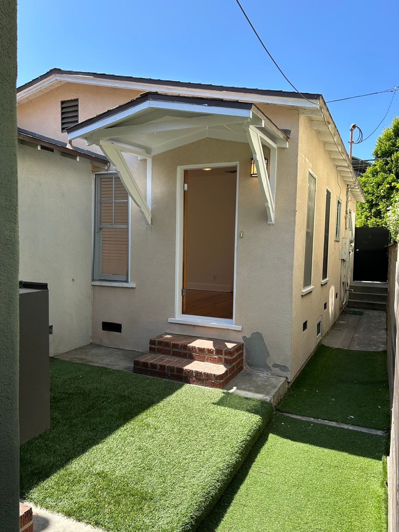 VENICE Apartment: 2351-2353 OCEAN AVE.