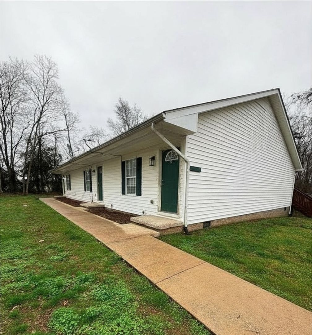 Franklin Apartment: 413 Fairview Ave