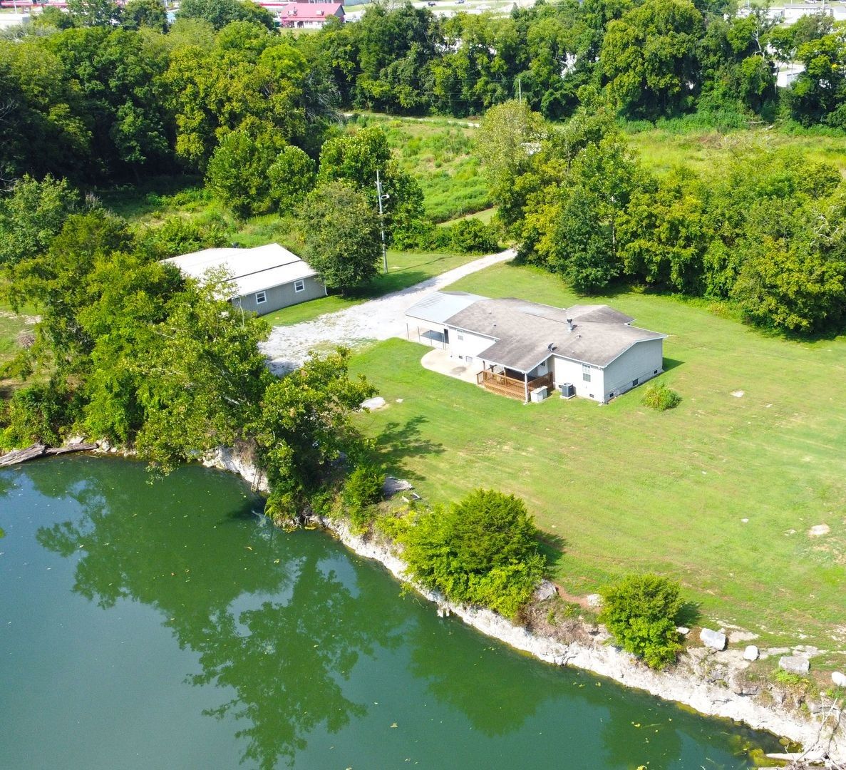 Gallatin House: 114 Drivers Lane