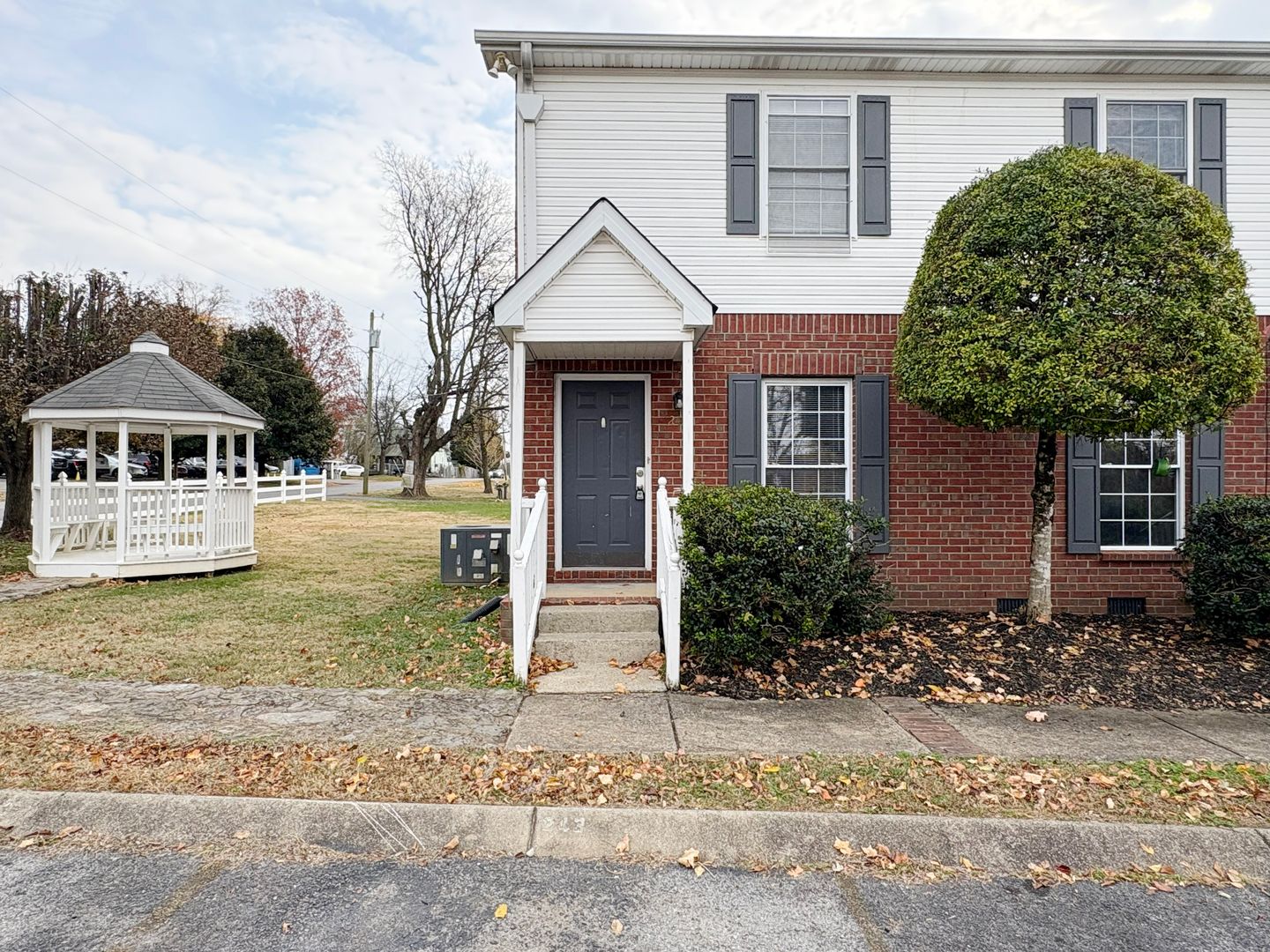 Gallatin Apartment: 202 Cemetery Avenue